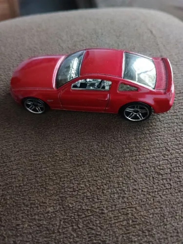 Carrinho Hot Wheels Ford Mustang GT vermelho Loose