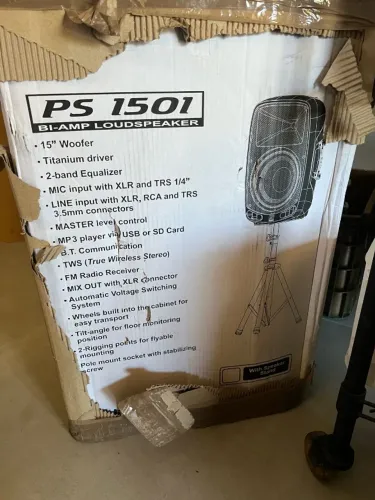 Caixa Ativa Staner PS 1501 na caixa com pedestal