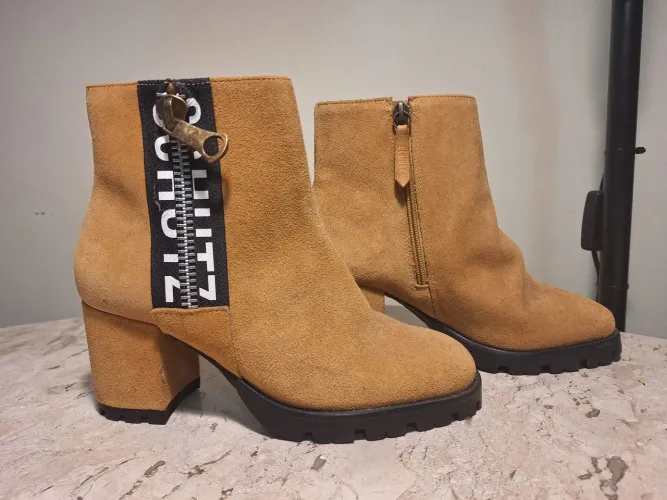 Bota bege Schutz camurça