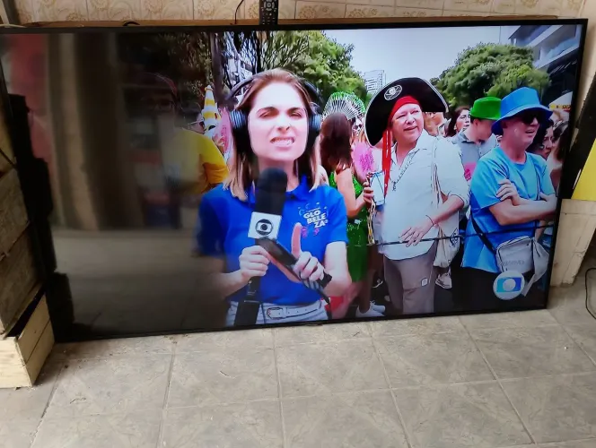 Tv Samsung smart 75 polegadas modelo un75ru7100g  com alguns LED Queimado lado esquerdo 