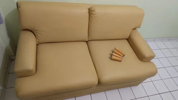 Sofá de corino amarelo mostarda 2 lugares