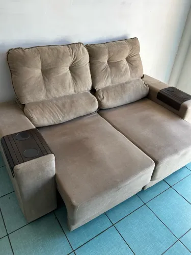 Sofá retrátil e reclinável em suede caramelo entregamos