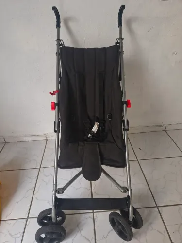 Carrinho de bebê guarda chuva