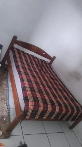 Cama de madeira casal