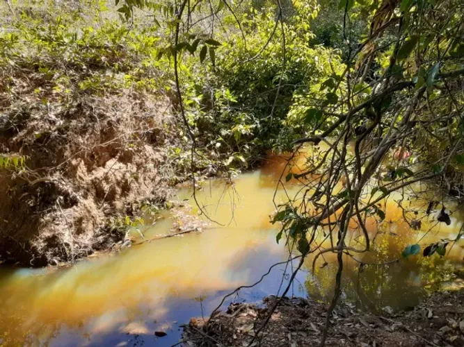 Chácara com água no fundo