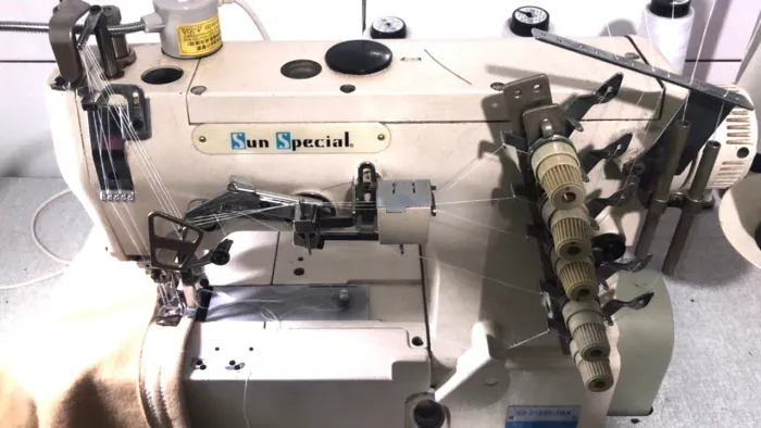 Máquina galoneira