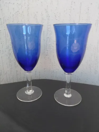 Par de taças de cristal azul cobalto com motivos florais acidado dos anos 70