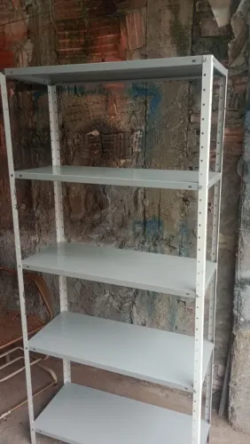 Prateleira de ferro