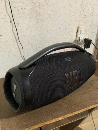 Vendo JBL boombox 3, por apenas 1.000, tudo funcionando perfeitamente.