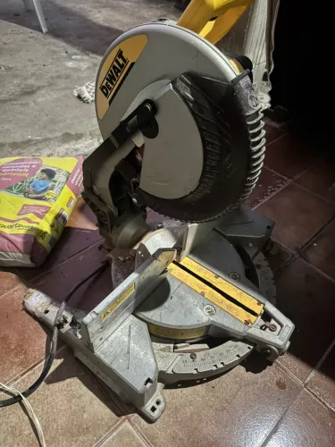 Esquadrijadeira dewalt