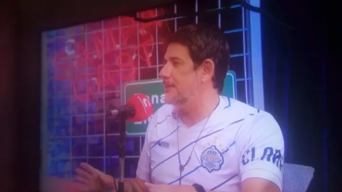 Vendo TV Samsung QLED 50 series com trinco na. tela para usar peças ou trocar a. tela