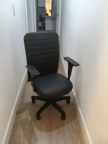 Cadeira escritório ergonômica NR17 giratória regulável