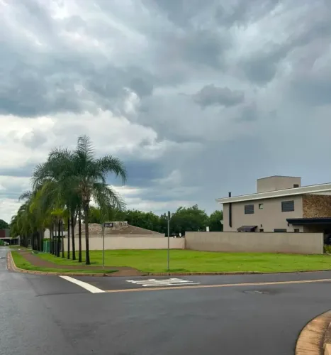 Lote/Terreno para venda possui 648 metros quadrados