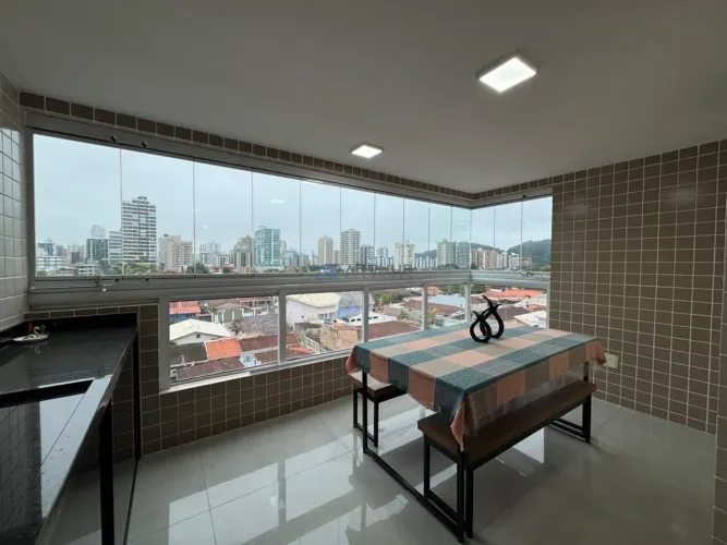 Apartamento à venda em Praia Grande com 2 dormitórios e suíte no Canto do Forte