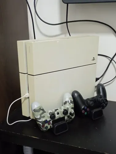 Vendo ps4 branco semi novo 2 controles carregador por indução 1700