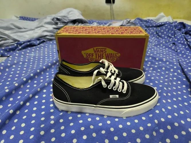 Tênis Vans Authentic NOVO, na cor Preta, Tamanho 39