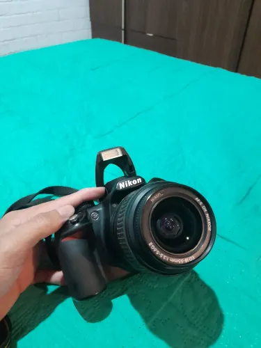 CÂMERA NIKON D3100, COM CARTÃO DE MEMÓRIA E CARREGADOR, UMA BATERIA E UM ADAPTADOR!