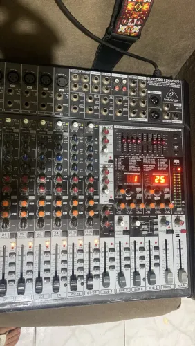 Mesa de som Behringer 32 canais