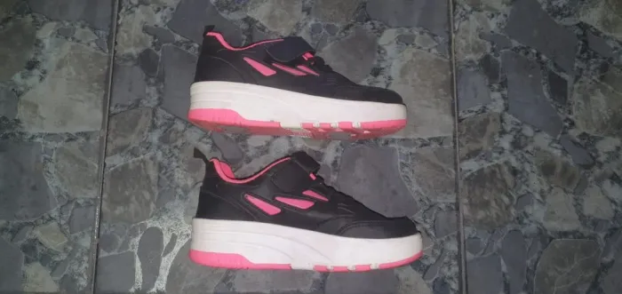 Tênis de velcro e rodinha