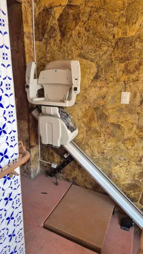 Cadeira inclinada para acessibilidade.