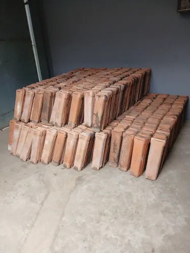 Vendo essas telhas de barro 1.250 telhas WhatsApp *66