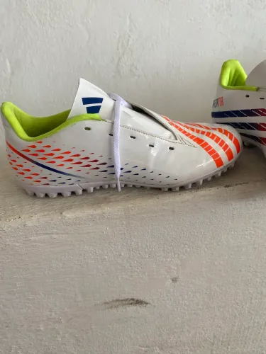 Chuteira adidas 