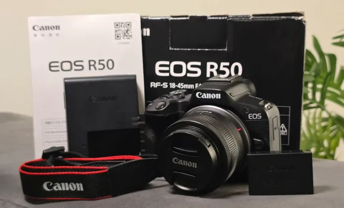 CANON EOS R50 + LENTE 18-45MM IMPECÁVEL USADA EM ESTUDIO