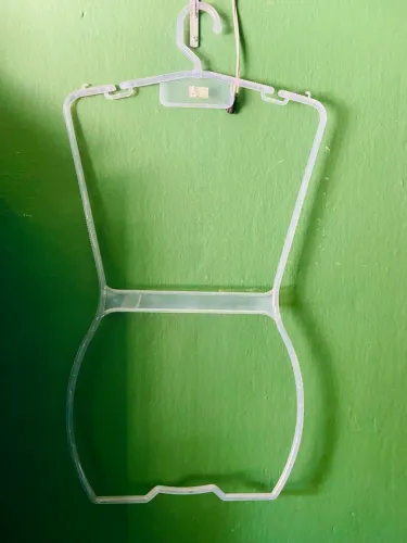 Cabide de acrílico silhueta