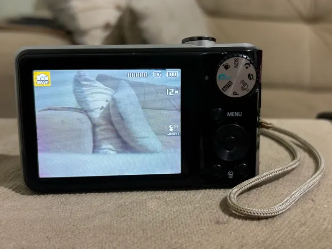 Câmera digital Samung Zoom Lens PL100 preta