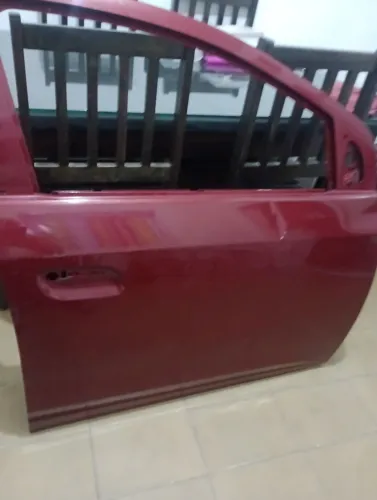 Uma porta dianteira/lado direito