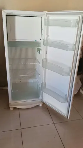 Vende-se uma geladeira da marca Consul funciona tudo perfeitamente por 900