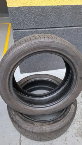 Par de Pneus Continental 205/50 R17 - Pouco Uso, Ótimo Estado"