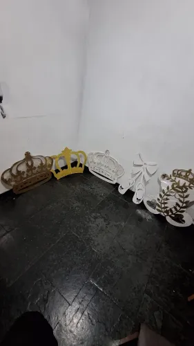 Vendo 5 pecas em mdf (coroas)
