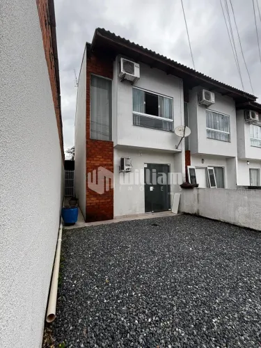 Casa com passagem lateral no Bairro Limeira