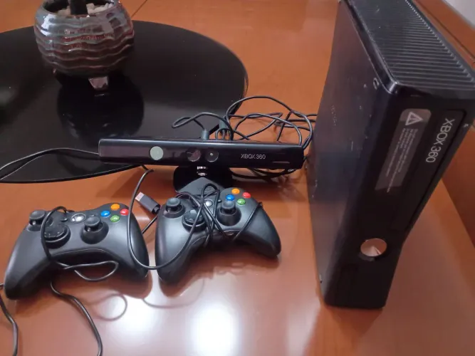 Xbox 360 + Sensor Kinect + 2 Controles - Completo e Funcionando!