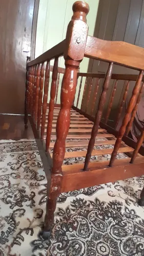 Berço de madeira maciça com rodinhas