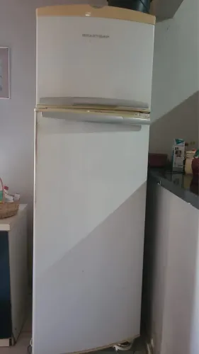 Geladeira com defeito, não gela na parte de baixo