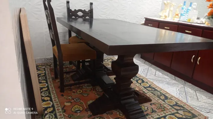 Mesa de madeira com 6 cadeira
