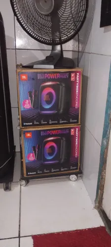 Vendo JBL partybox encore2 com 2 microfones lacrada zero bala apenas 2.200 reais aproveite