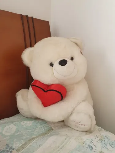 Urso de pelúcia grande com coração