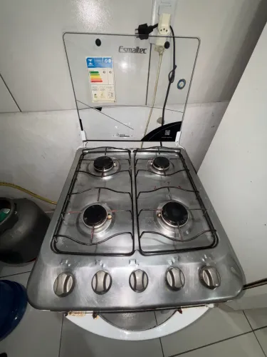  Vendo uma geladeira, cama de casa e um fogão 4 bocas usados 