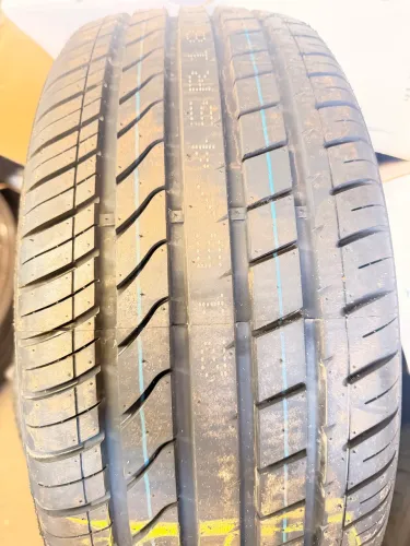 Pneus novos 215/45/18