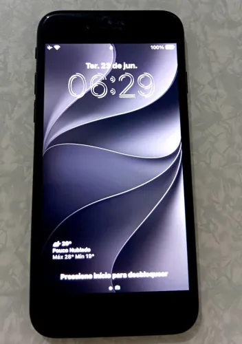 iPhone SE Gen 2 (2020), iOS 27, praticamente sem marca de uso
