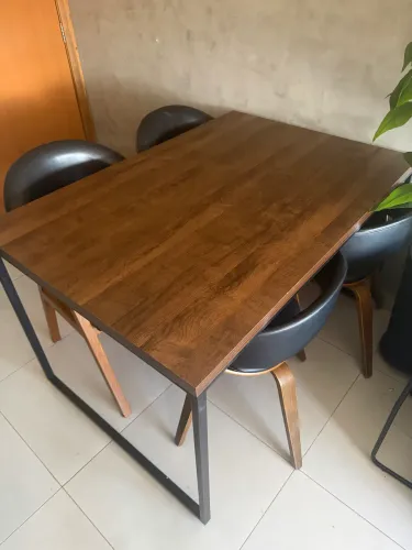 Mesa e aparador