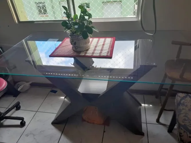 Estou vendendo base de mesa e 6 cadeiras