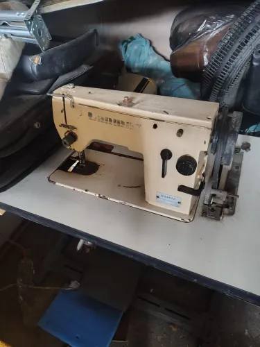 Vendo duas máquinas de custura faltando alguns reparos por falta de uso