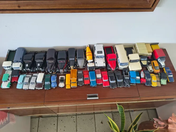 Coleção de miniaturas de carros ( preço sujeito a negociação)