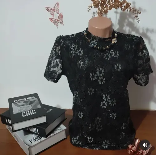 Blusa Feminina de Mangas Curtas com Renda e Brilho.