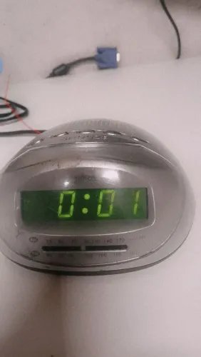 Vendo esse radio relógio antigo funcionando tudo