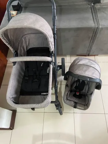 Carrinho de bebê.
